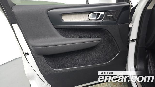 Volvo XC40 B4 Ultimate Bright 2023 — фото 30