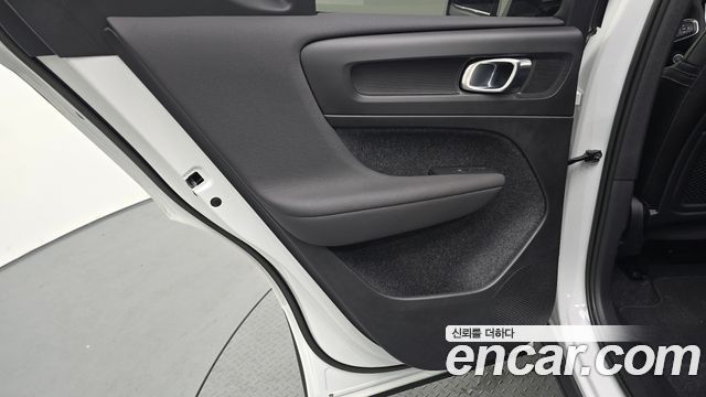 Volvo XC40 B4 Ultimate Bright 2023 — фото 31
