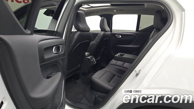 Volvo XC40 B4 Ultimate Bright 2023 — фото 32