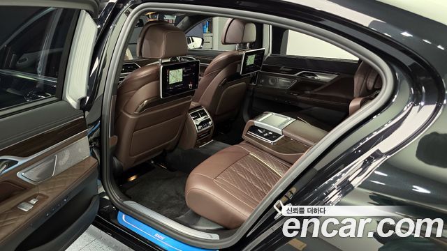 BMW 7 Series (G11) 740Li xDrive Design Pure Excellence 2022 — фото 11