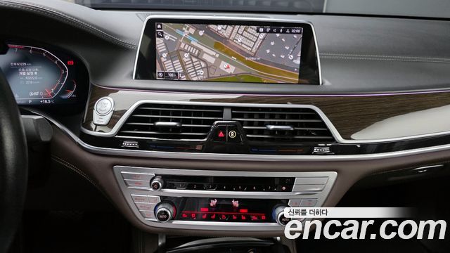 BMW 7 Series (G11) 740Li xDrive Design Pure Excellence 2022 — фото 18