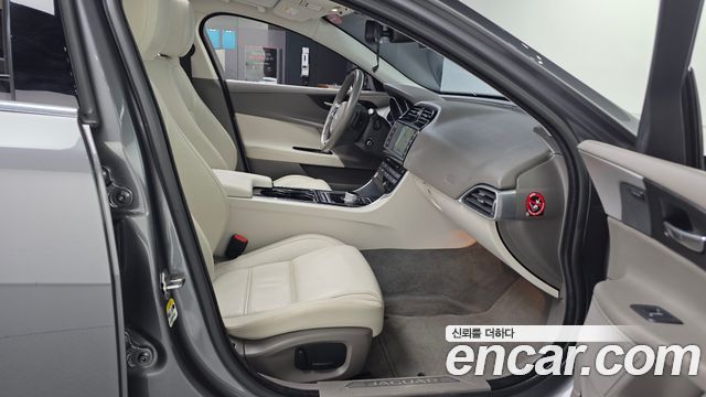 Jaguar XE 20d Prestige 2016 — фото 15