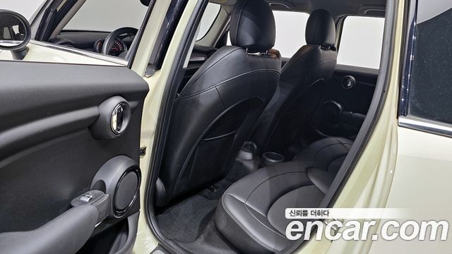 MINI Cooper 5Door Standard 3rd 2018 — фото 12