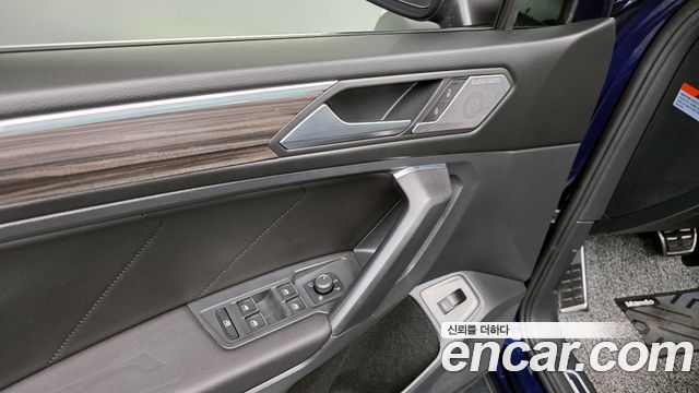 Volkswagen Tiguan Allspace 2.0 TSI Prestige 2023 — фото 19
