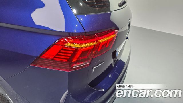 Volkswagen Tiguan Allspace 2.0 TSI Prestige 2023 — фото 23