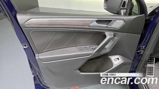Volkswagen Tiguan Allspace 2.0 TSI Prestige 2023 — фото 24