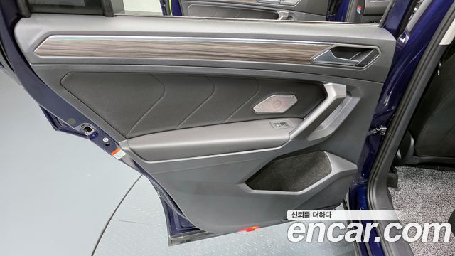 Volkswagen Tiguan Allspace 2.0 TSI Prestige 2023 — фото 25