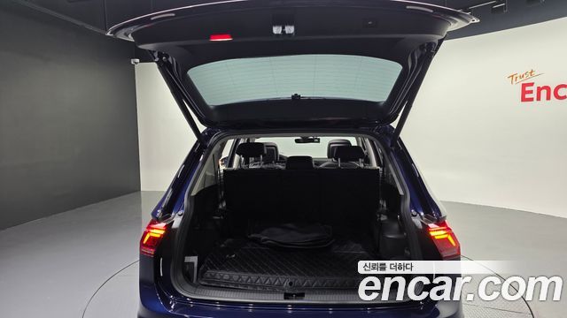Volkswagen Tiguan Allspace 2.0 TSI Prestige 2023 — фото 33
