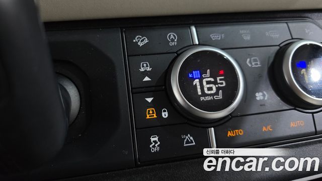 Land Rover Defender (L663) 110 D250 SE 2023 — фото 12
