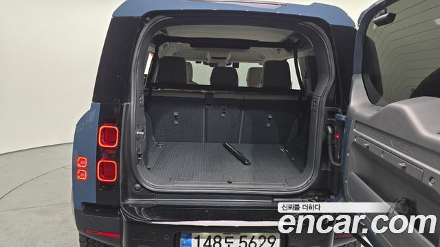 Land Rover Defender (L663) 110 D250 SE 2023 — фото 20