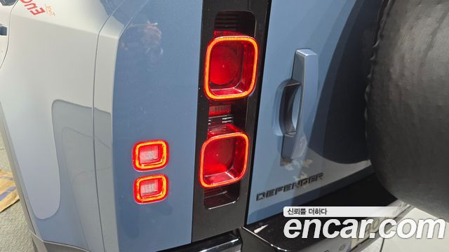 Land Rover Defender (L663) 110 D250 SE 2023 — фото 23