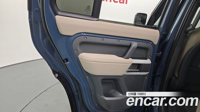 Land Rover Defender (L663) 110 D250 SE 2023 — фото 25