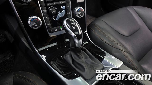 Volvo V60 Cross Country T5 AWD 2016 — фото 9