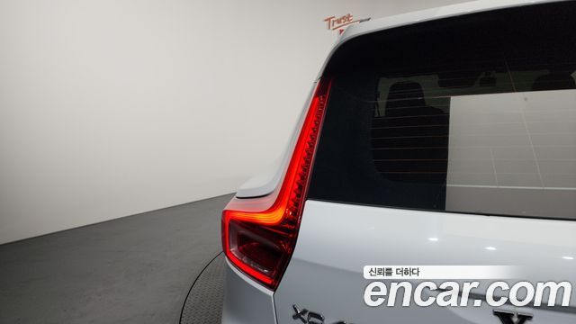 Volvo XC40 B4 Momentum 2021 — фото 23
