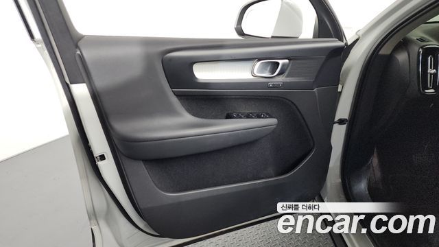 Volvo XC40 B4 Momentum 2021 — фото 24