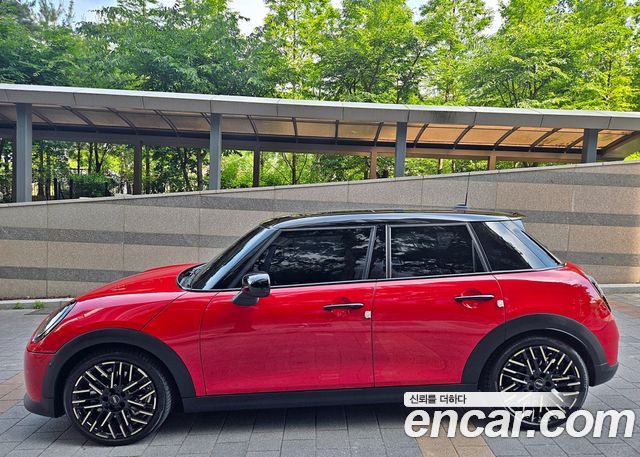 MINI Cooper S (IV) 5 Door Favoured 2025 — фото 3