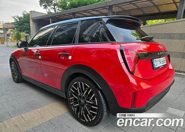 MINI Cooper S (IV) 5 Door Favoured 2025 — фото 4