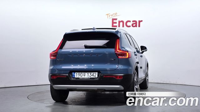 Volvo XC40 B4 Ultimate Bright 2023 — фото 4