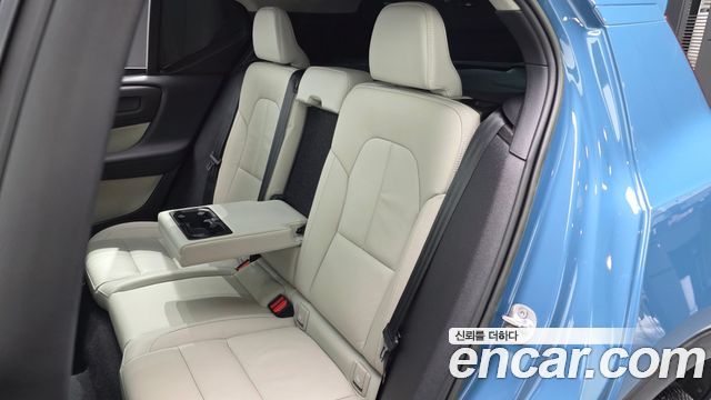 Volvo XC40 B4 Ultimate Bright 2023 — фото 16