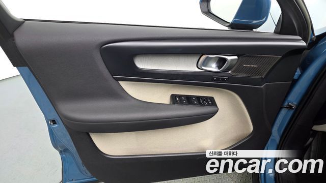 Volvo XC40 B4 Ultimate Bright 2023 — фото 30