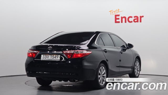 Toyota Camry 2.5 XLE 2017 — фото 2