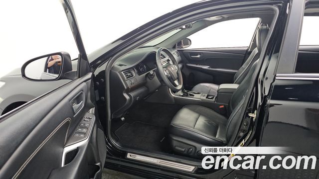 Toyota Camry 2.5 XLE 2017 — фото 10
