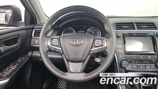 Toyota Camry 2.5 XLE 2017 — фото 11