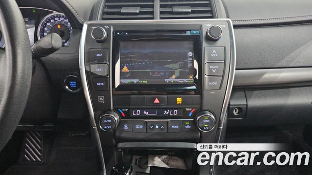Toyota Camry 2.5 XLE 2017 — фото 12