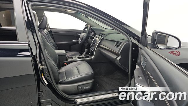Toyota Camry 2.5 XLE 2017 — фото 17