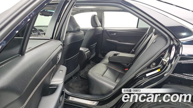 Toyota Camry 2.5 XLE 2017 — фото 18