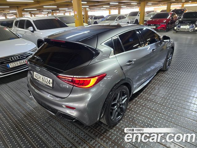 Infiniti Q30 2.0 Premium 2017 — фото 3