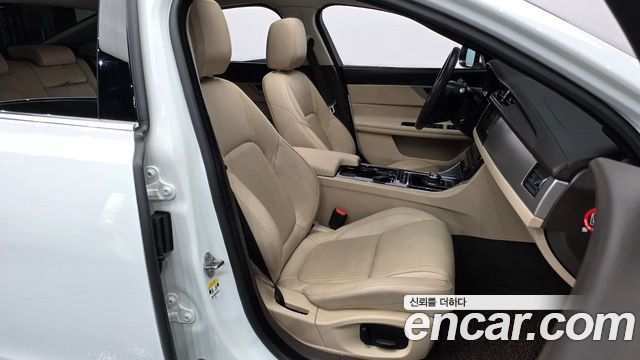 Jaguar XF (X260) 20d Prestige AWD 2017 — фото 15