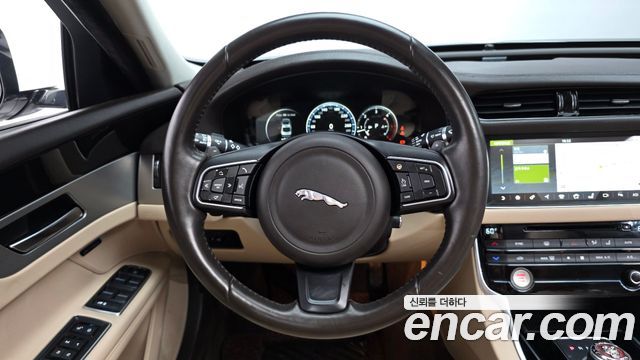 Jaguar XF (X260) 20d Prestige AWD 2017 — фото 17