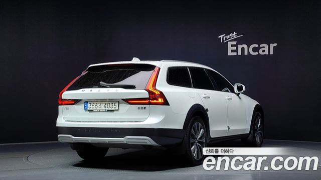 Volvo V90 Cross Country B5 Pro AWD 2021 — фото 2