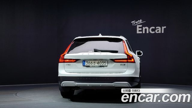 Volvo V90 Cross Country B5 Pro AWD 2021 — фото 4