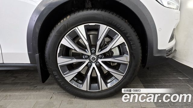Volvo V90 Cross Country B5 Pro AWD 2021 — фото 21