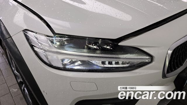 Volvo V90 Cross Country B5 Pro AWD 2021 — фото 22