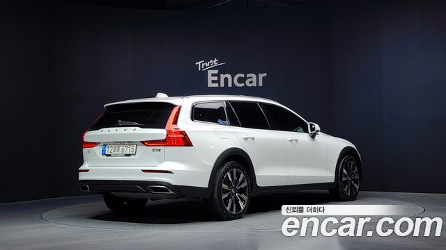 Volvo V60 Cross Country (II) B5 Pro AWD 2022 — фото 2