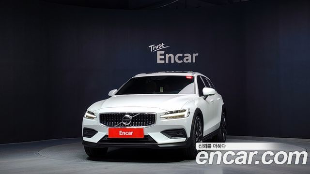 Volvo V60 Cross Country (II) B5 Pro AWD 2022 — фото 3