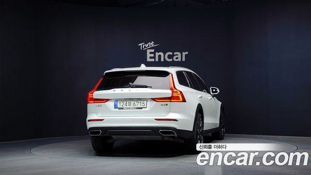 Volvo V60 Cross Country (II) B5 Pro AWD 2022 — фото 4