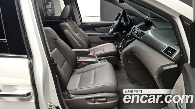 Honda Odyssey 3.5 4th 2016 — фото 10