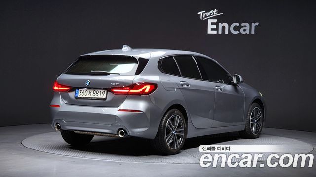 BMW 1 Series (F40) 120i Advantage 2022 — фото 2
