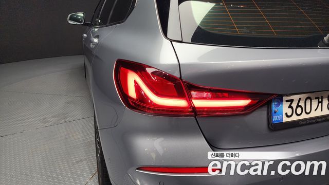 BMW 1 Series (F40) 120i Advantage 2022 — фото 23