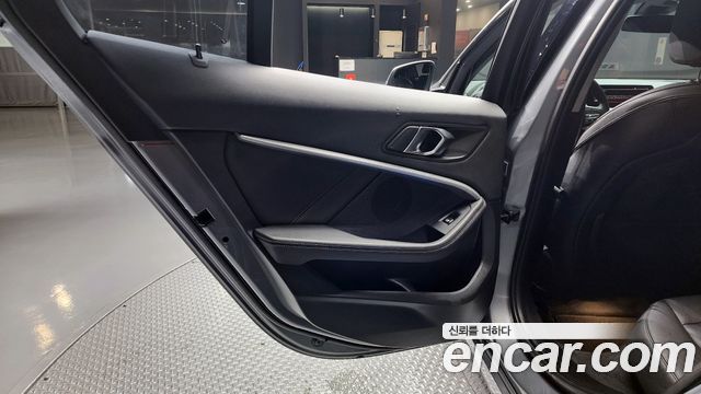 BMW 1 Series (F40) 120i Advantage 2022 — фото 25