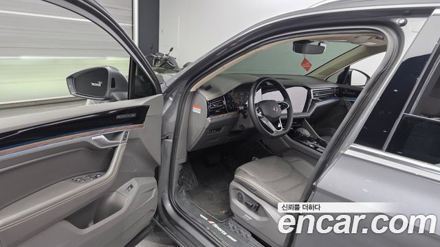 Volkswagen Touareg (III) 3.0 TDI Prestige 2023 — фото 10