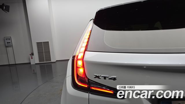 Cadillac XT4 2.0 Sport AWD 2023 — фото 23