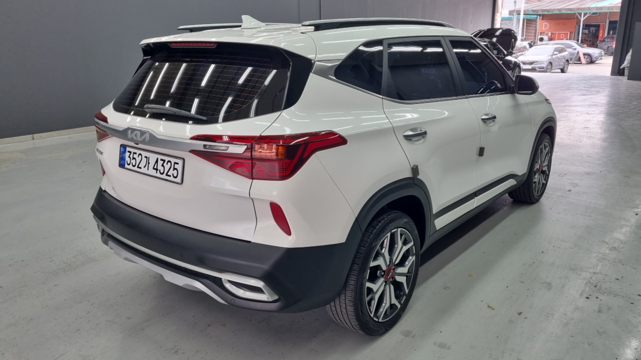 Kia Seltos Gasoline 1.6 Turbo 2WD Signature 2023 — фото 2