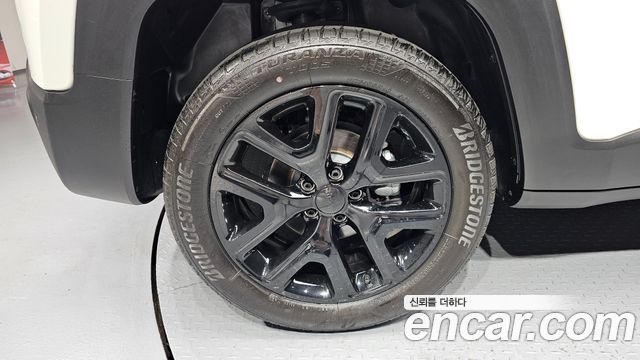 Jeep Renegade 1.3 Limited 2023 — фото 5
