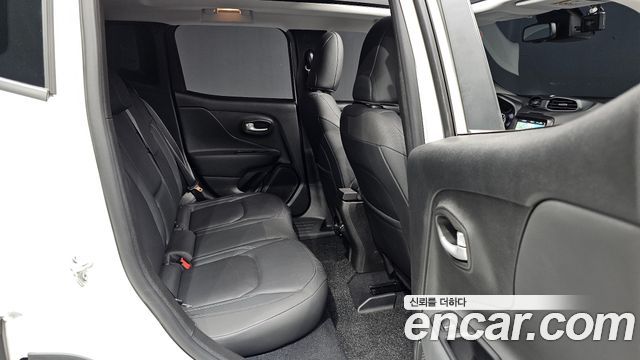 Jeep Renegade 1.3 Limited 2023 — фото 12