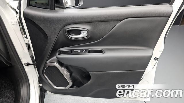 Jeep Renegade 1.3 Limited 2023 — фото 24